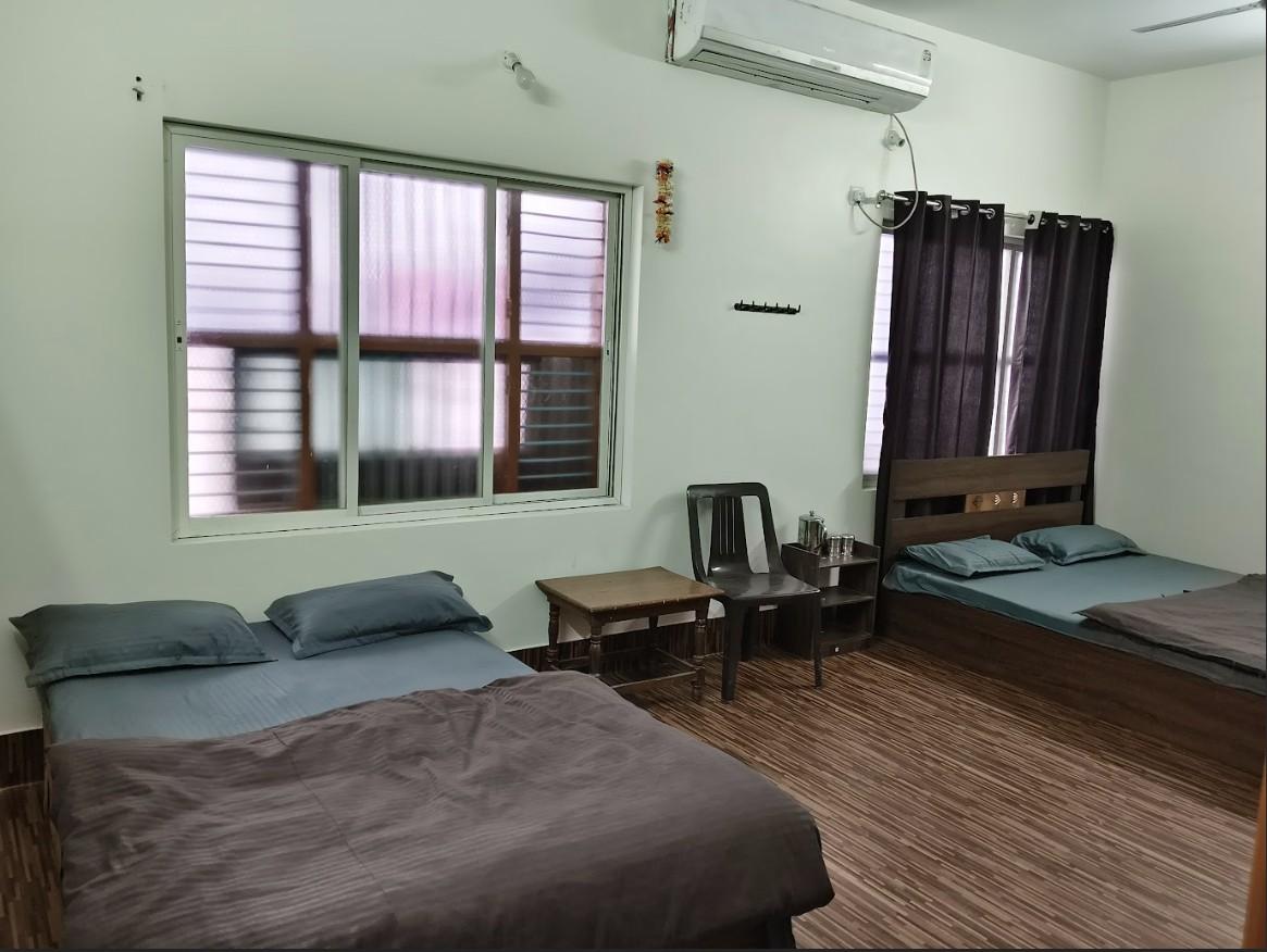 2 Double bed in a single room